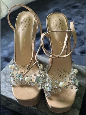 AZALEA WANG WAKE THE NEIGHBORS CHUNKY SANDAL IN NUDE PATENT